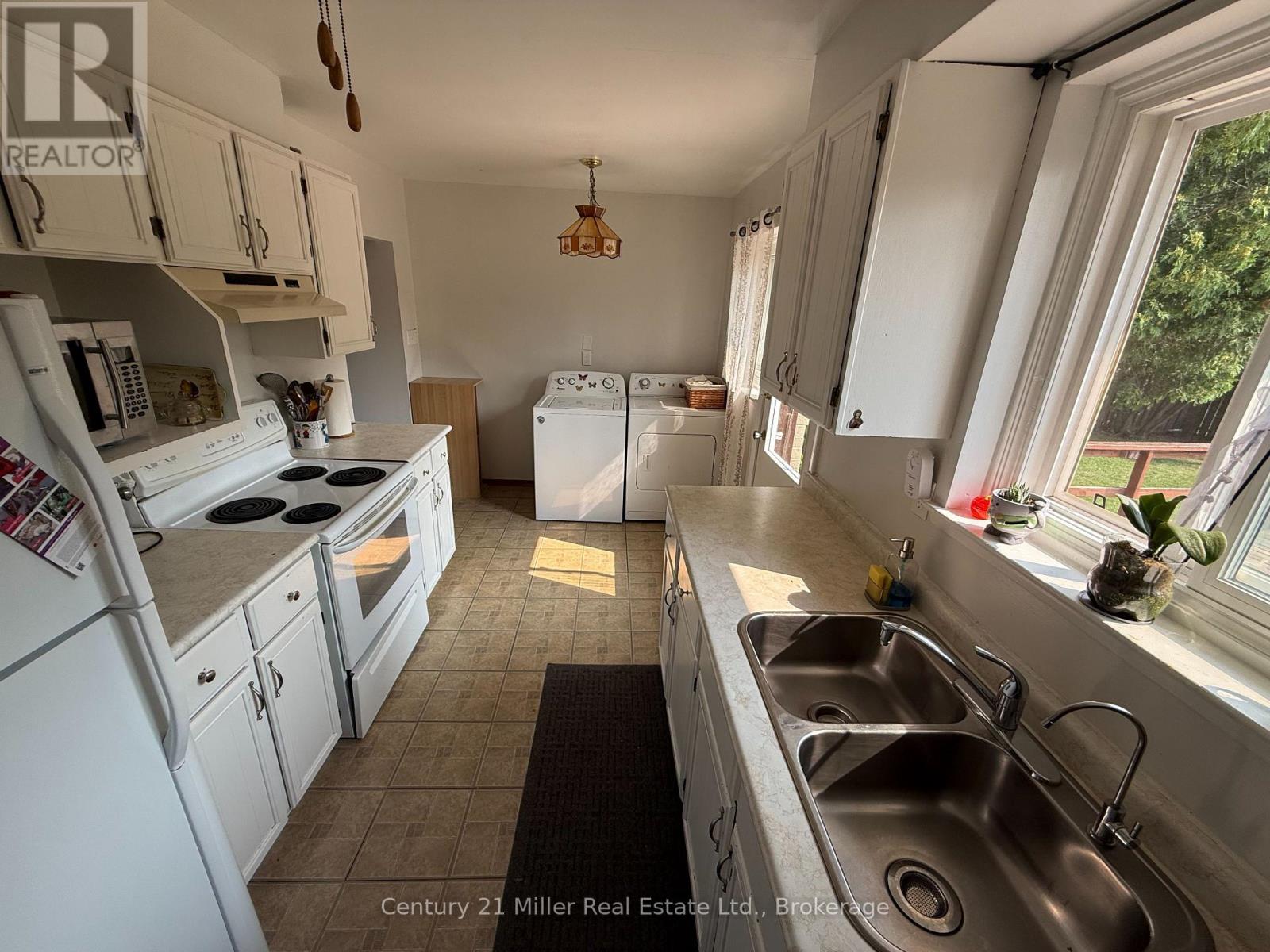 Upper - 35 Melville Crescent Property Photo 6