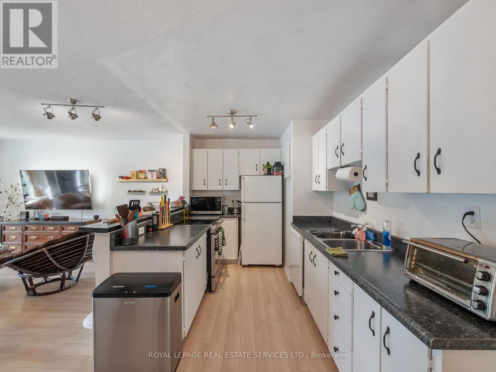 346 Indian Road Crescent Property Photo 21