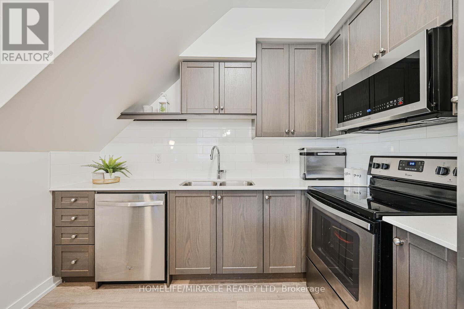 114 - 256 Royal York Road Property Photo 18