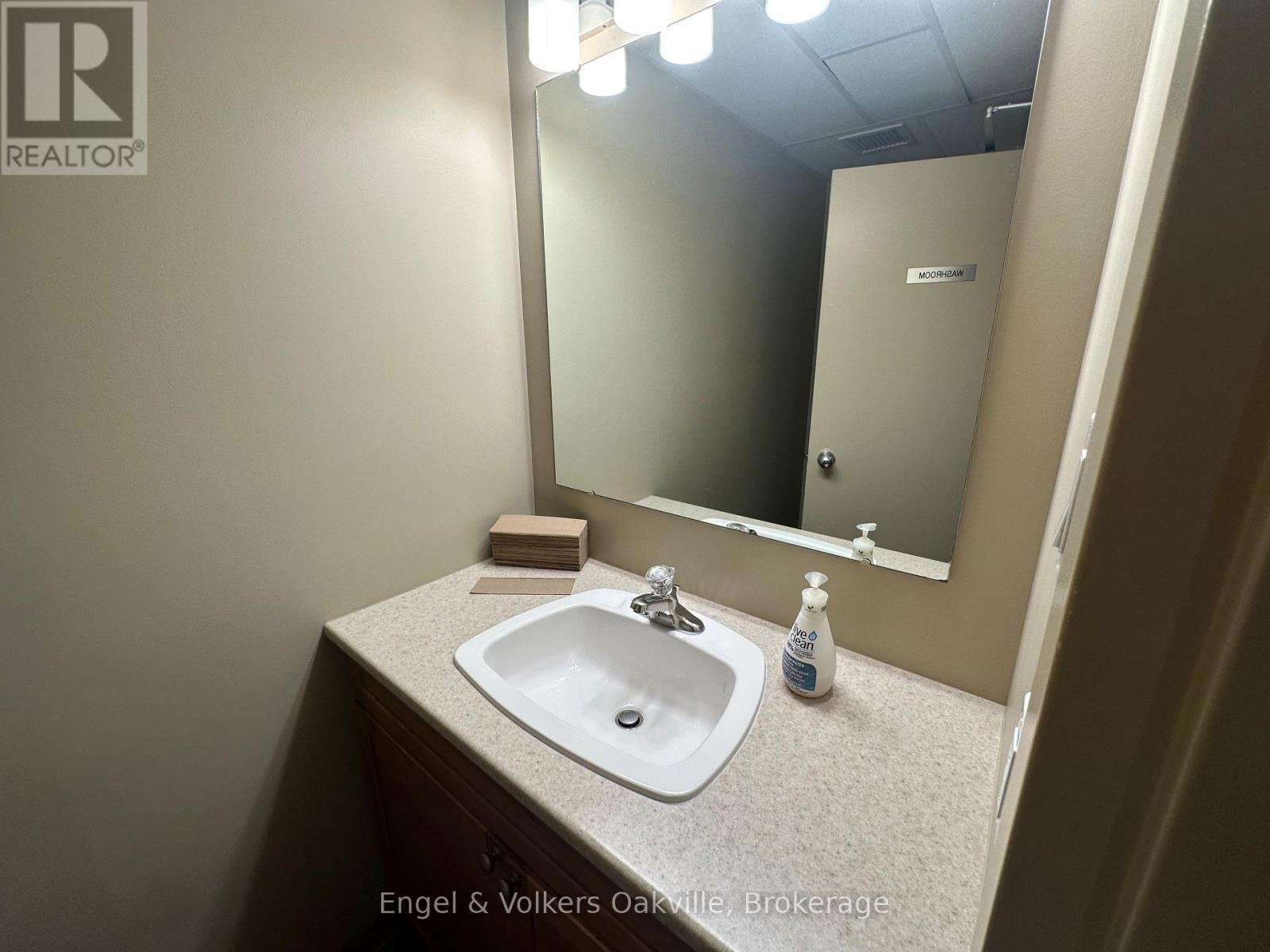 104 - 146 Lakeshore Road E Property Photo 15