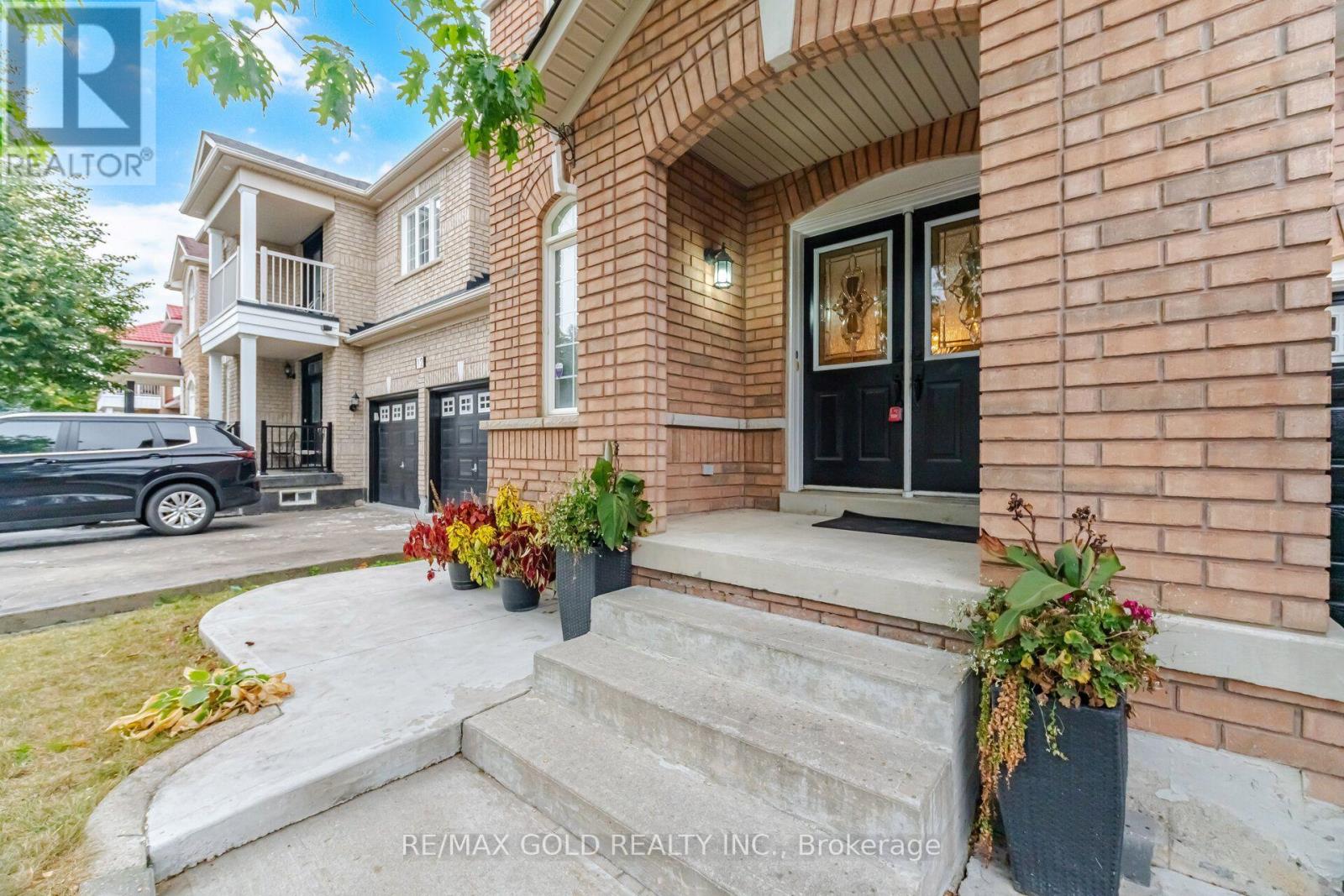 10 Sir Jacobs Crescent Property Photo 2
