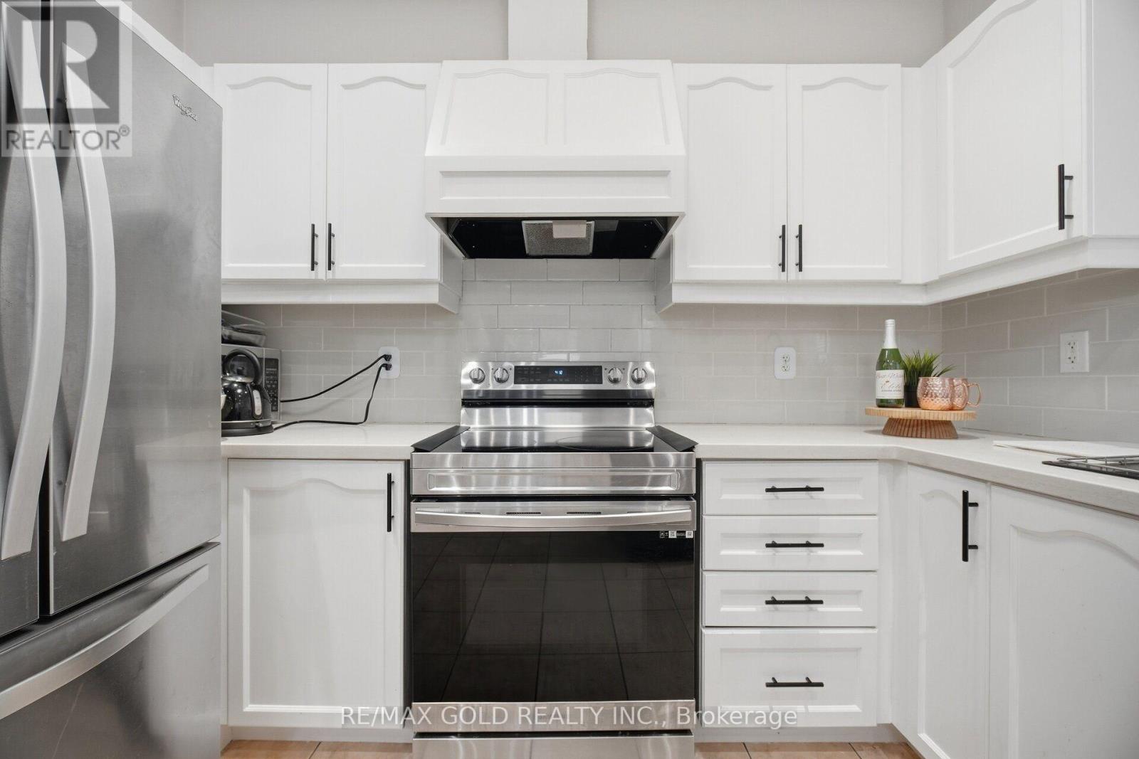 10 Sir Jacobs Crescent Property Photo 12