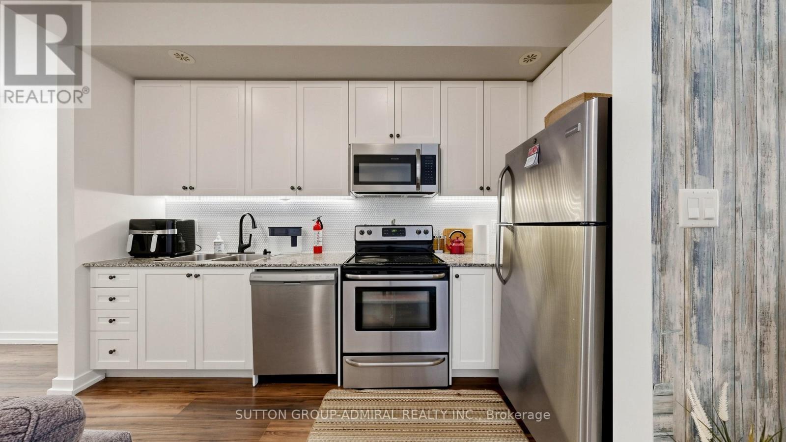 14 - 869 Wilson Avenue Property Photo 10