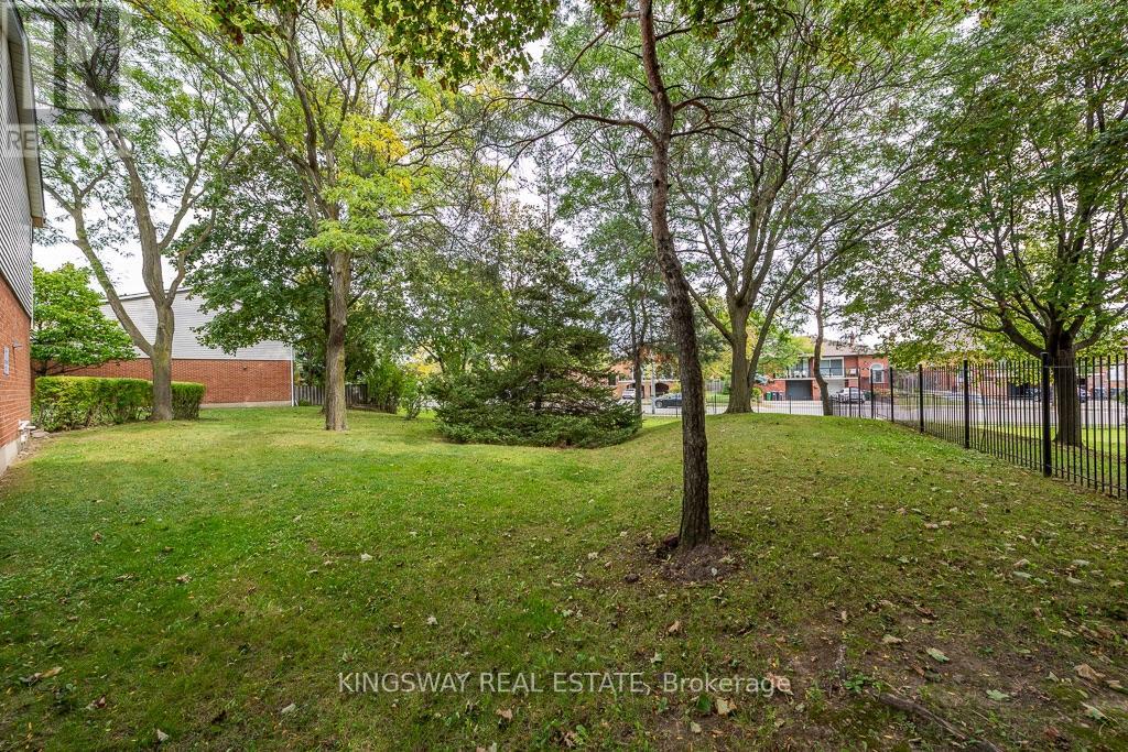 22 - 525 Meadows Boulevard Property Photo 8