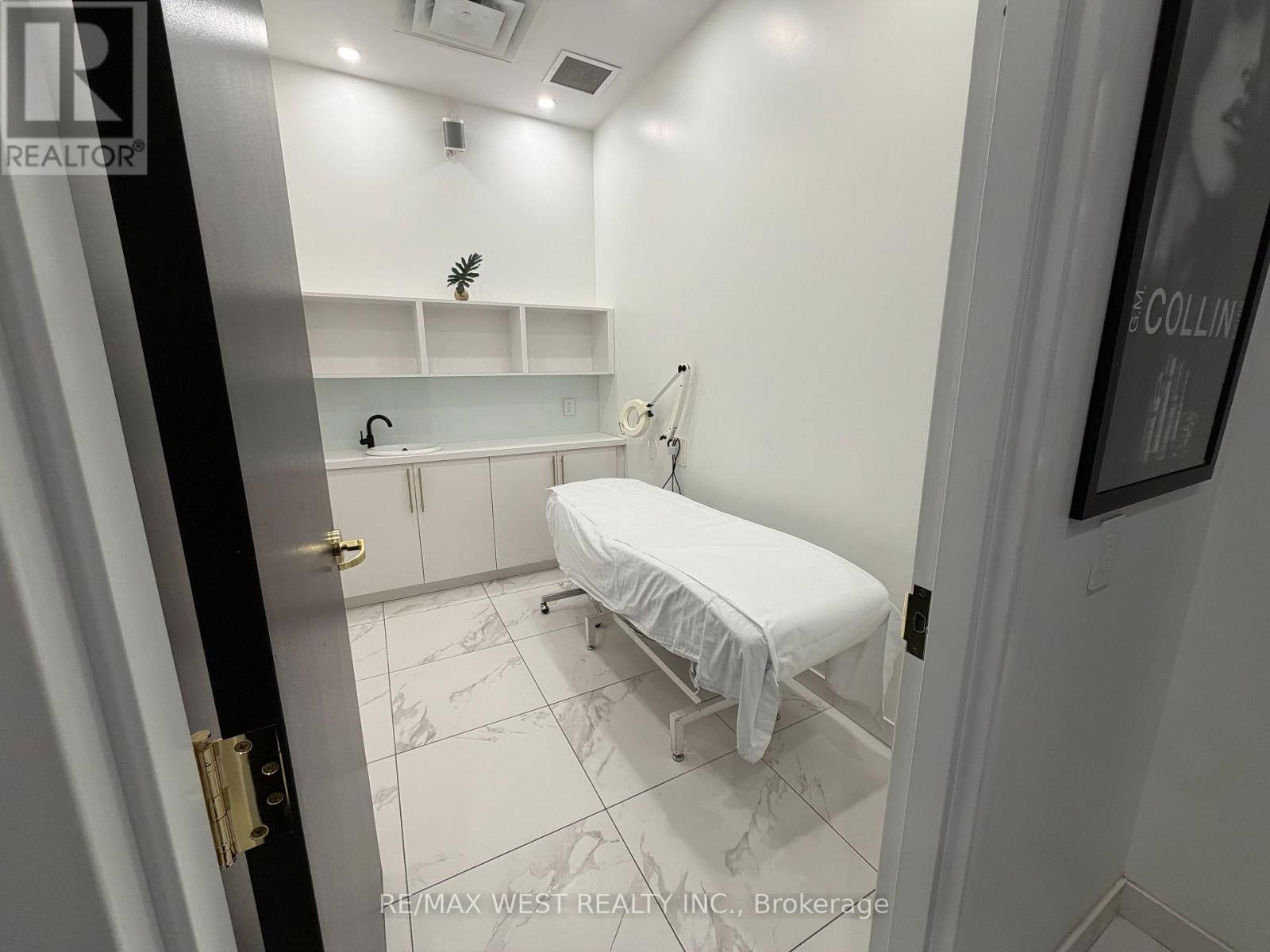 4 - Rm #3 - 5027 Hurontario Street Property Photo 2