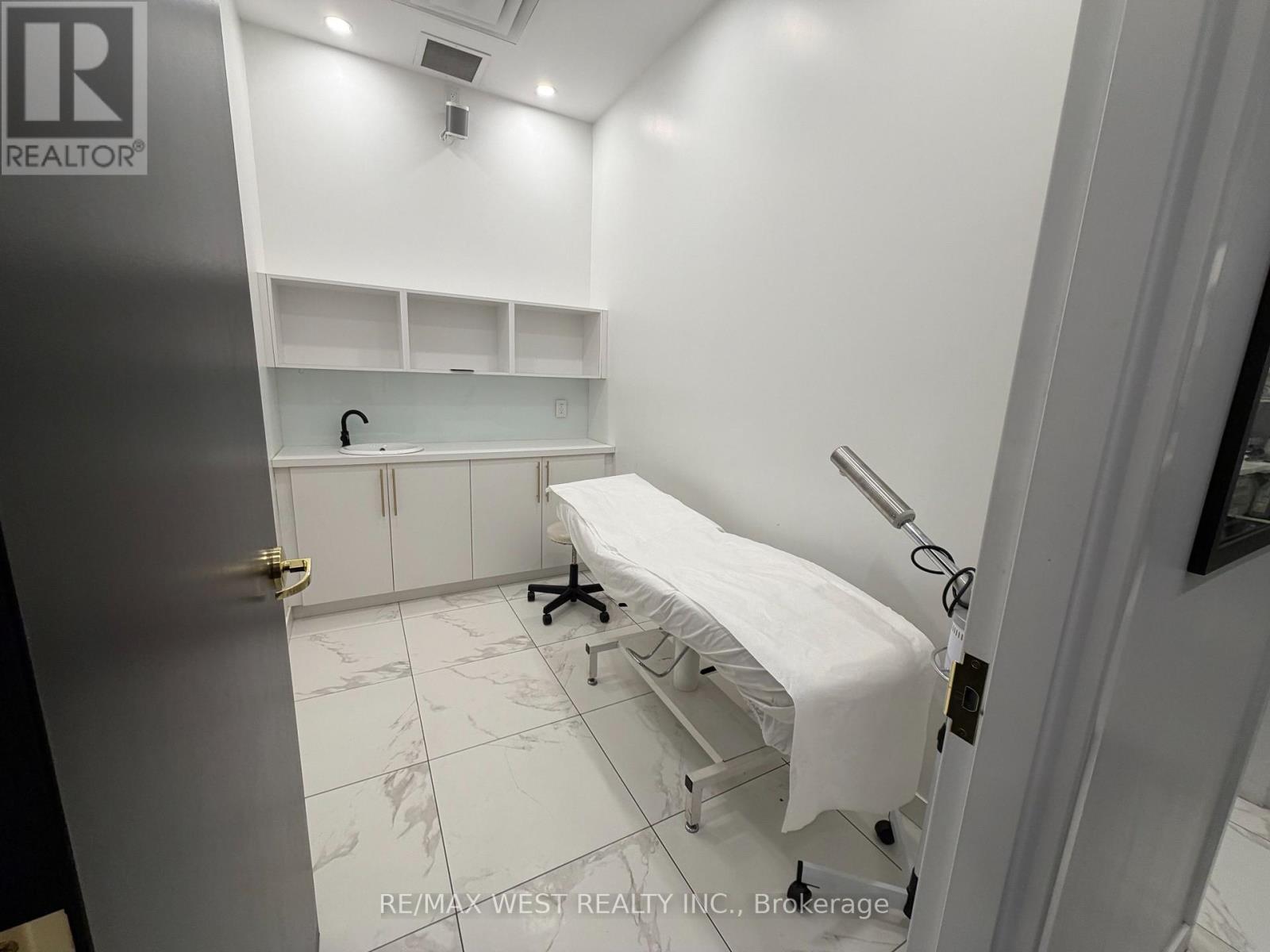 4 - Rm #3 - 5027 Hurontario Street Property Photo 7