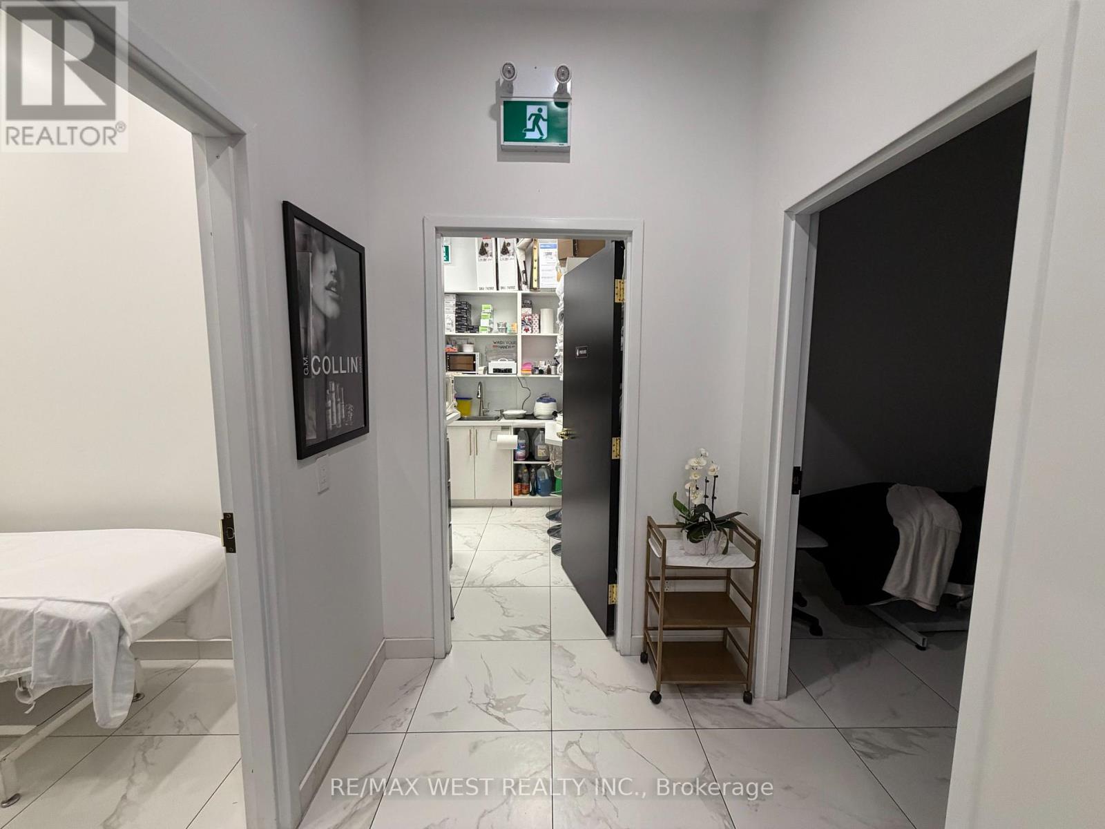 4 - Rm #3 - 5027 Hurontario Street Property Photo 9