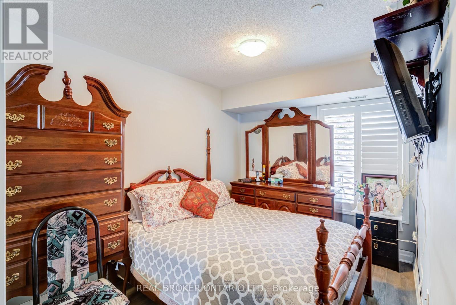 105 - 1045 Nadalin Heights Property Photo 17