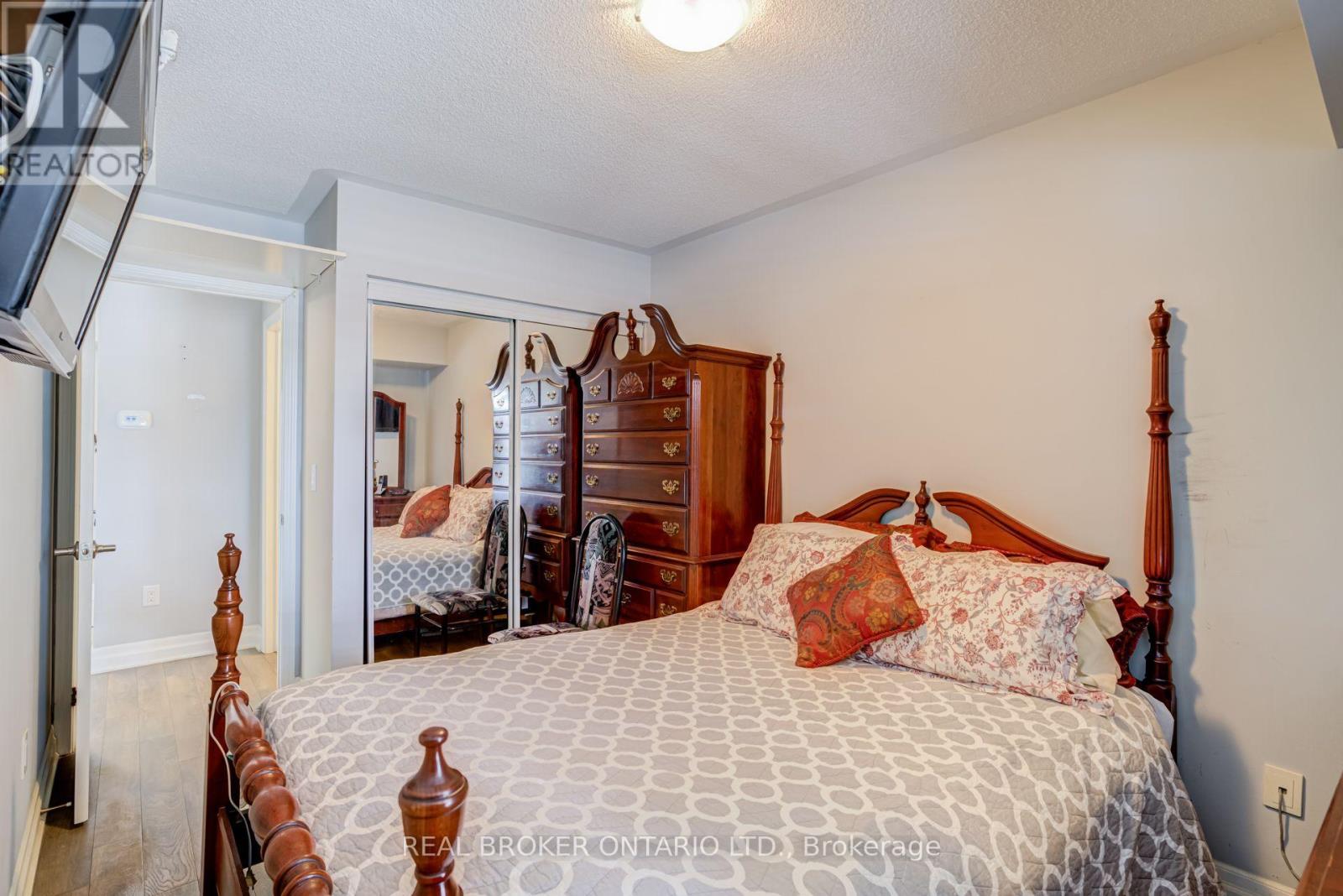 105 - 1045 Nadalin Heights Property Photo 18