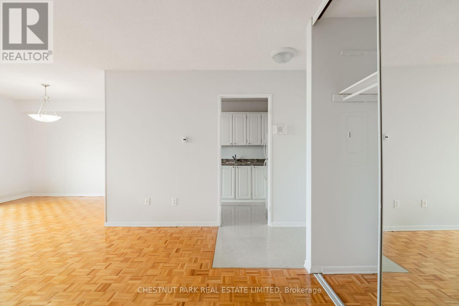 1412 - 150 Lakeshore Road W Property Photo 5