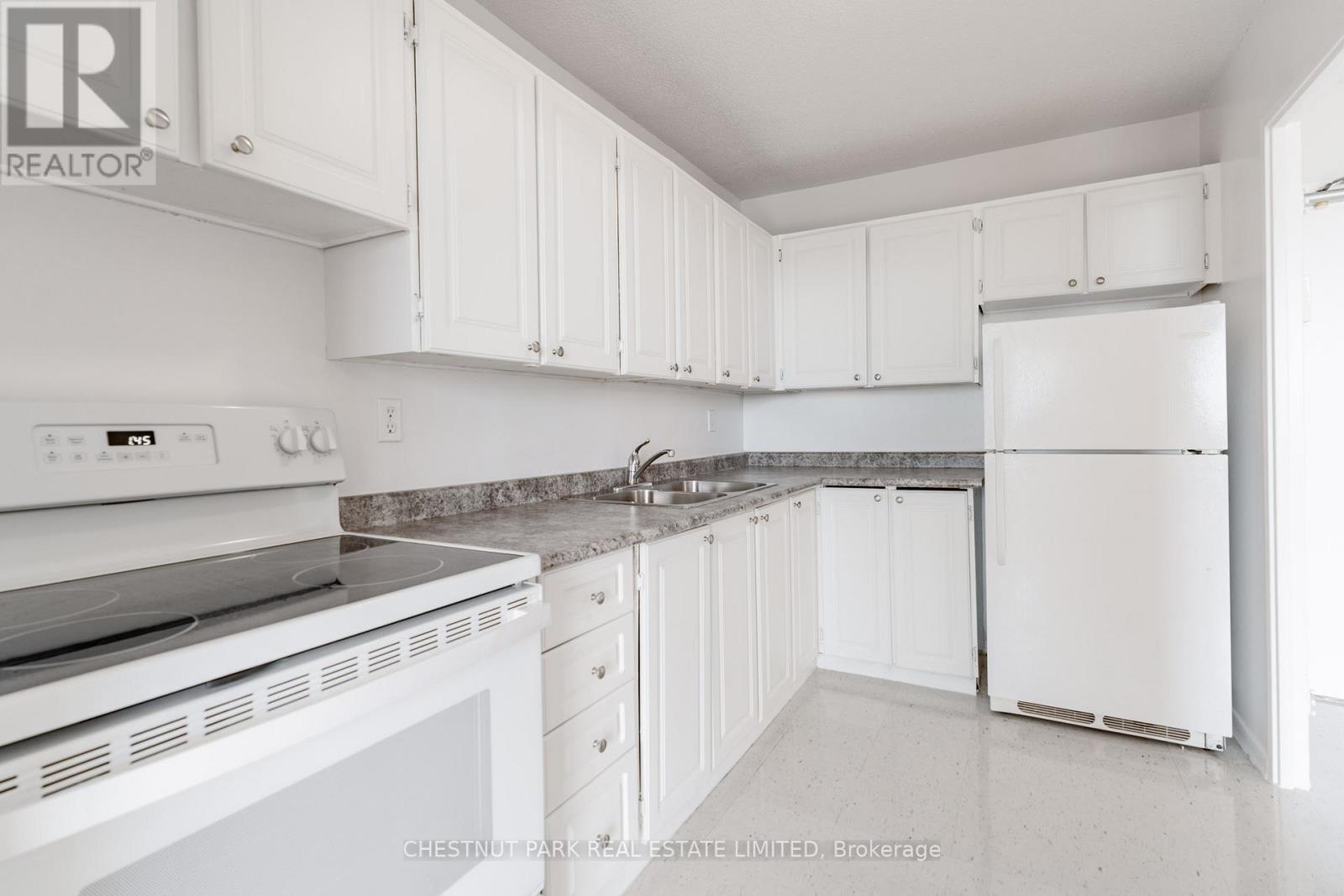1412 - 150 Lakeshore Road W Property Photo 9