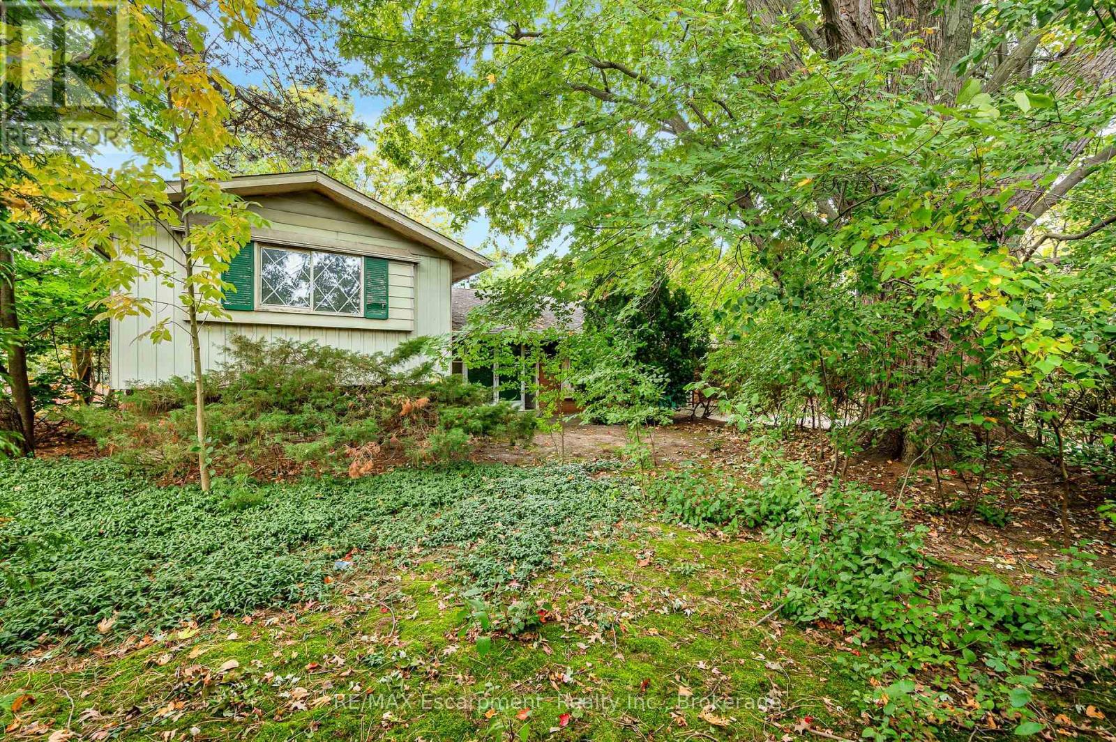 326 Walkers Line Property Photo 3