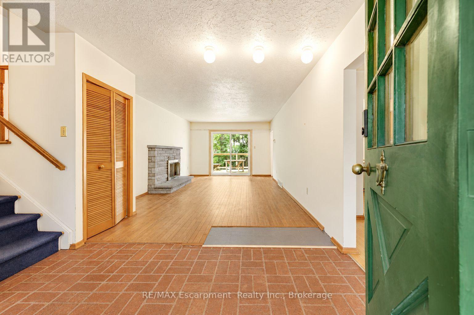 326 Walkers Line Property Photo 4