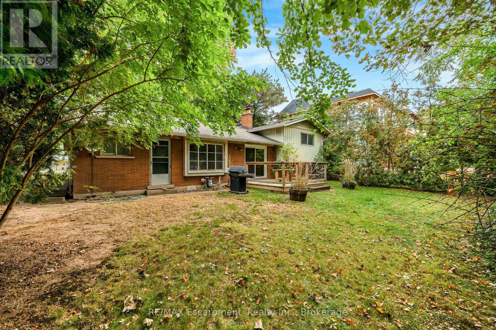 326 Walkers Line Property Photo 14