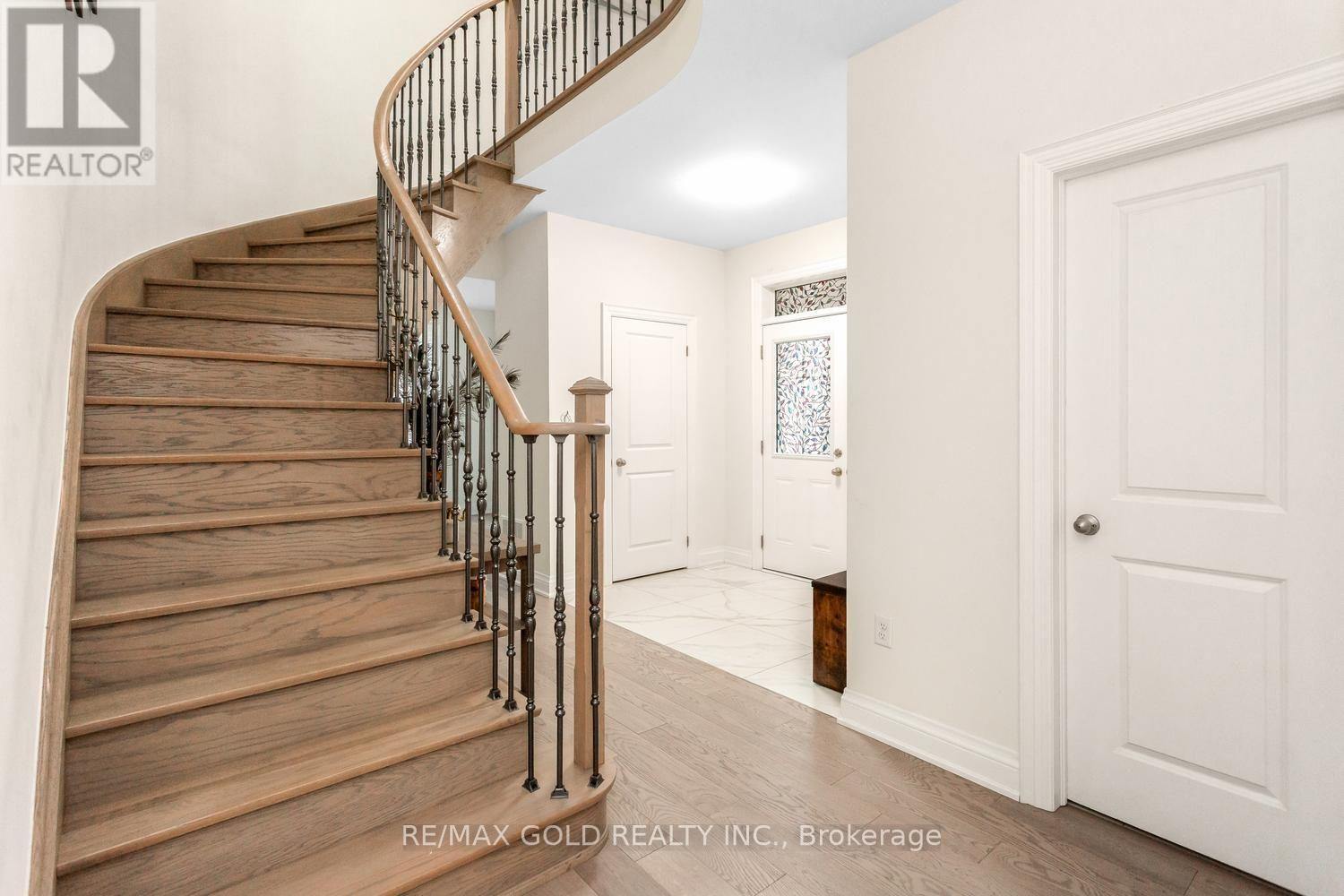 15 Farringdon Crescent Property Photo 10