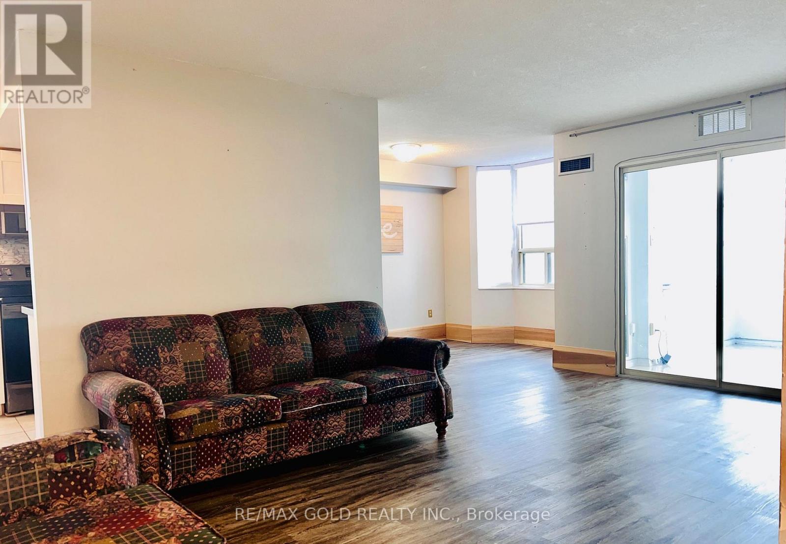 1504 - 10 Malta Avenue Property Photo 6