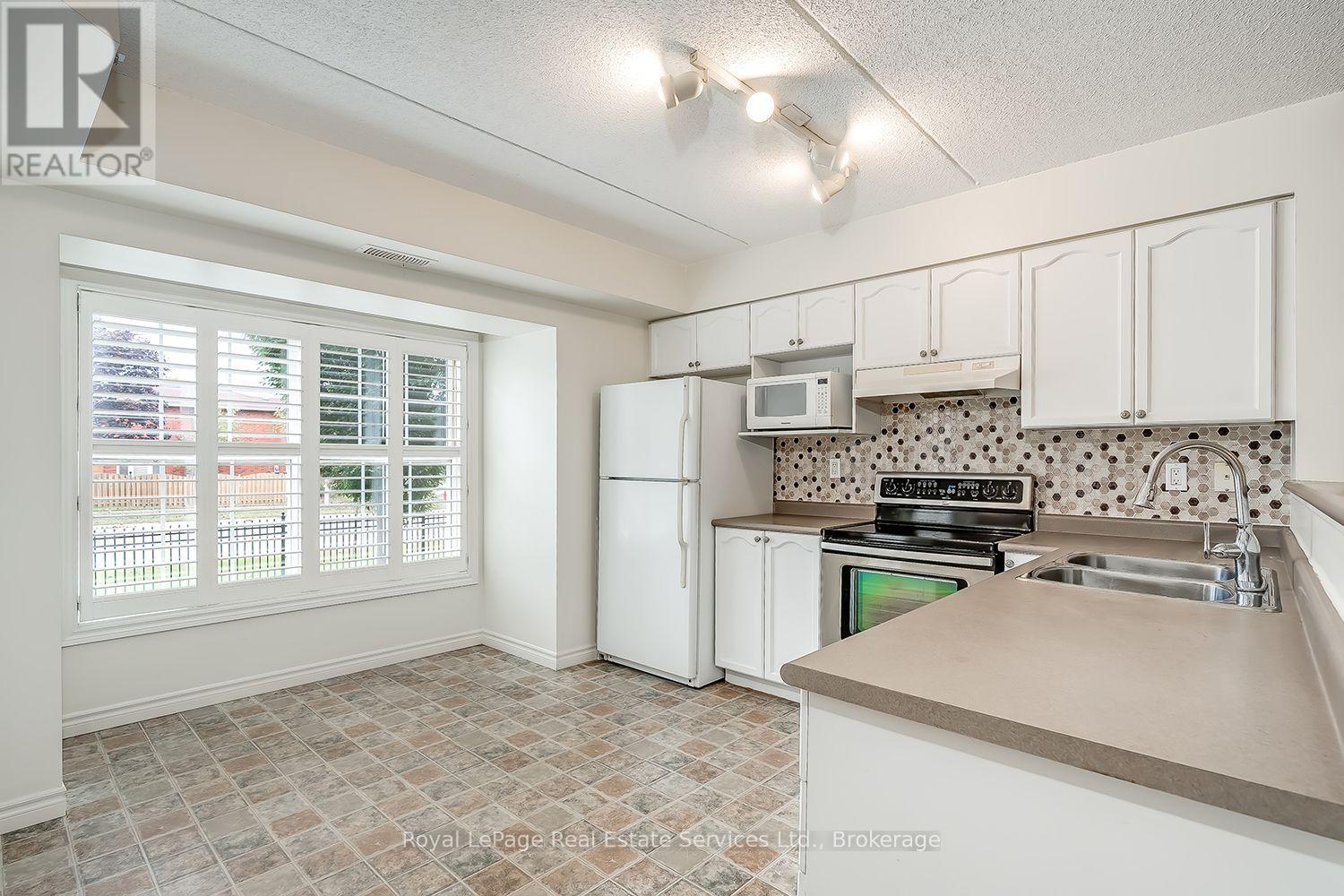 111 - 1460 Bishops Gate Property Photo 2