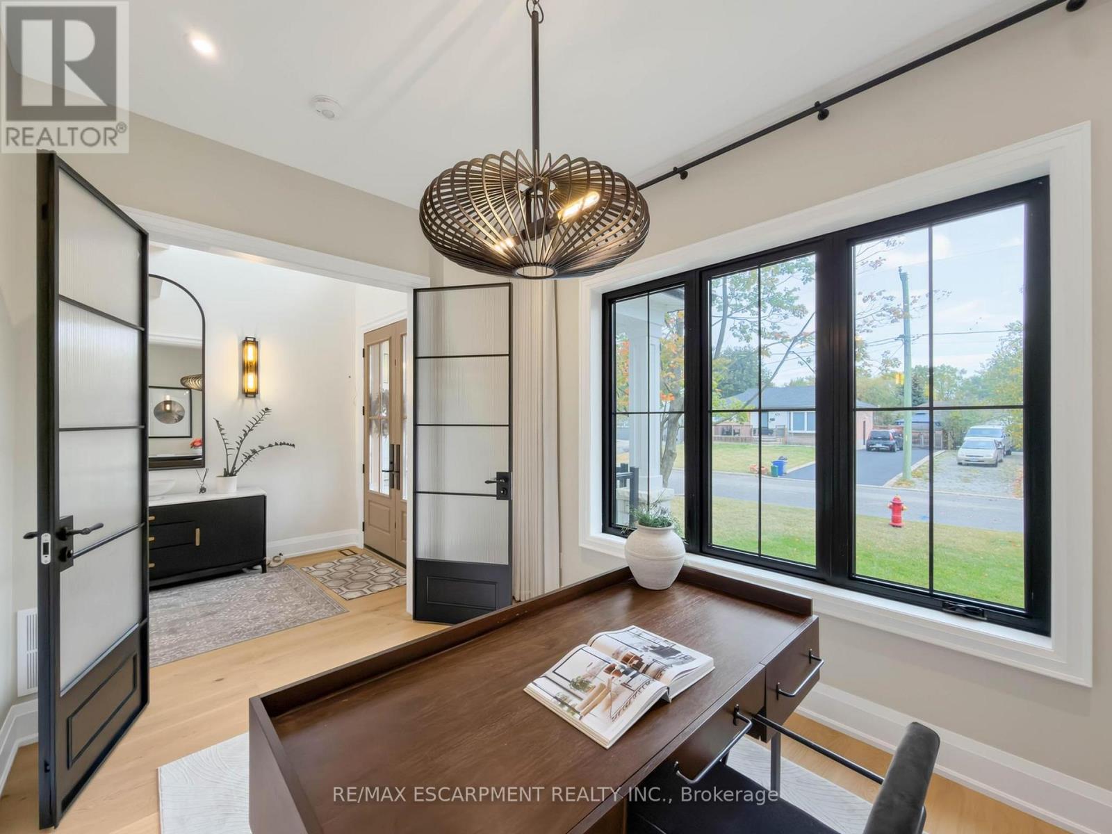 260 Kent Crescent Property Photo 6