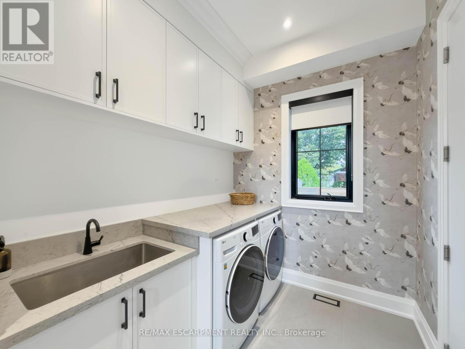 260 Kent Crescent Property Photo 8