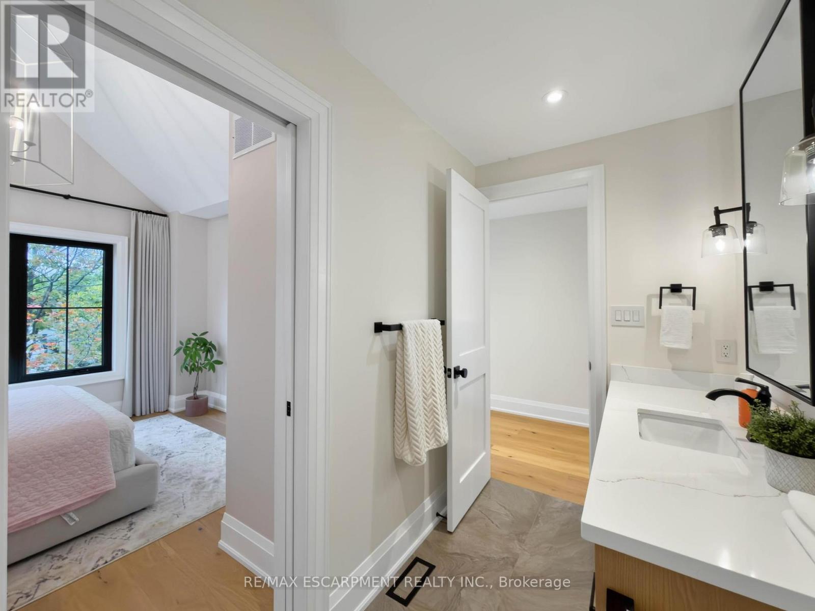 260 Kent Crescent Property Photo 32