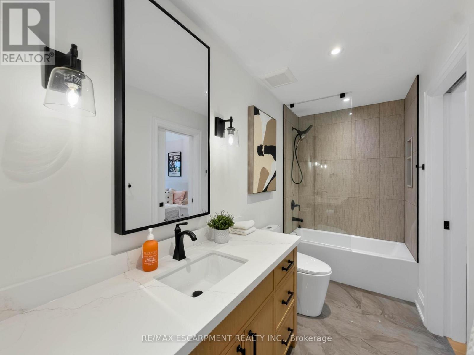 260 Kent Crescent Property Photo 33