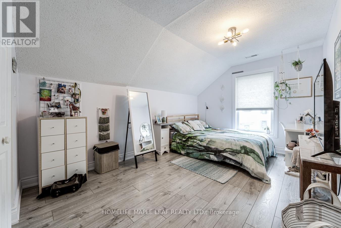 12 Adamson Street N Property Photo 28