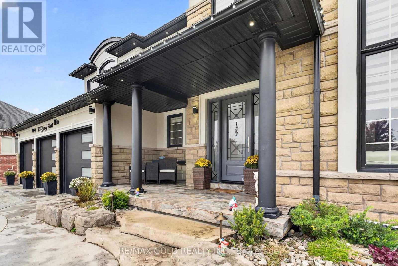 33 Young Court Property Photo 2