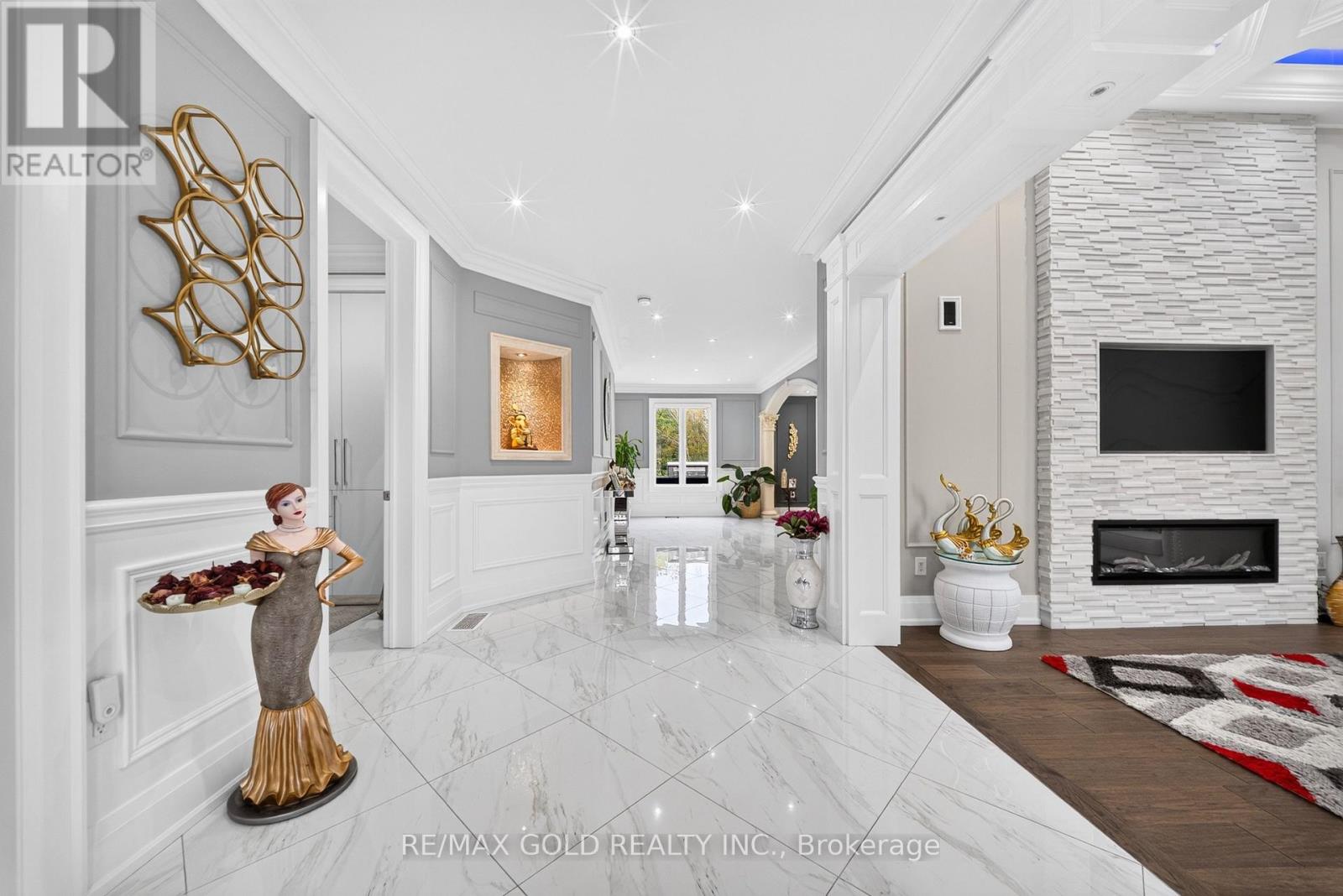 33 Young Court Property Photo 6
