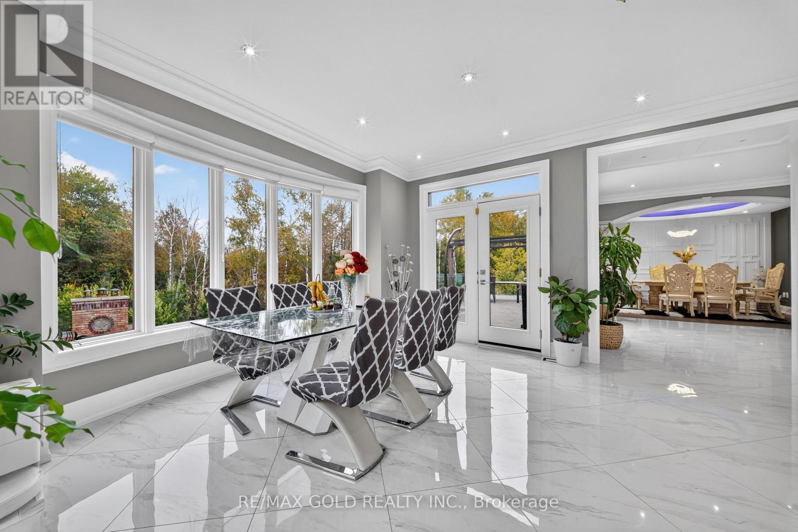 33 Young Court Property Photo 16