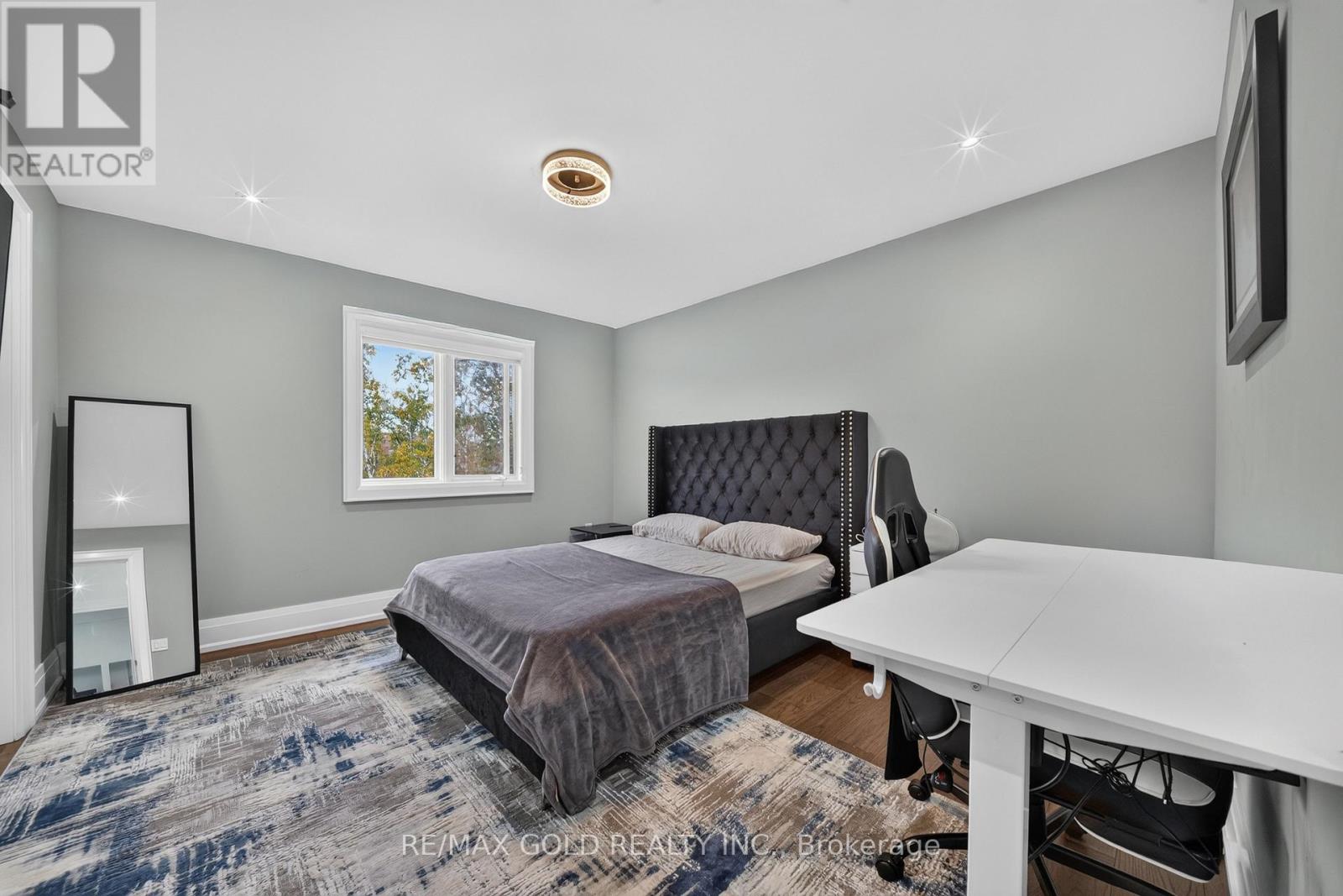 33 Young Court Property Photo 28