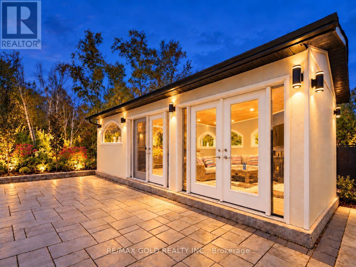 33 Young Court Property Photo 45