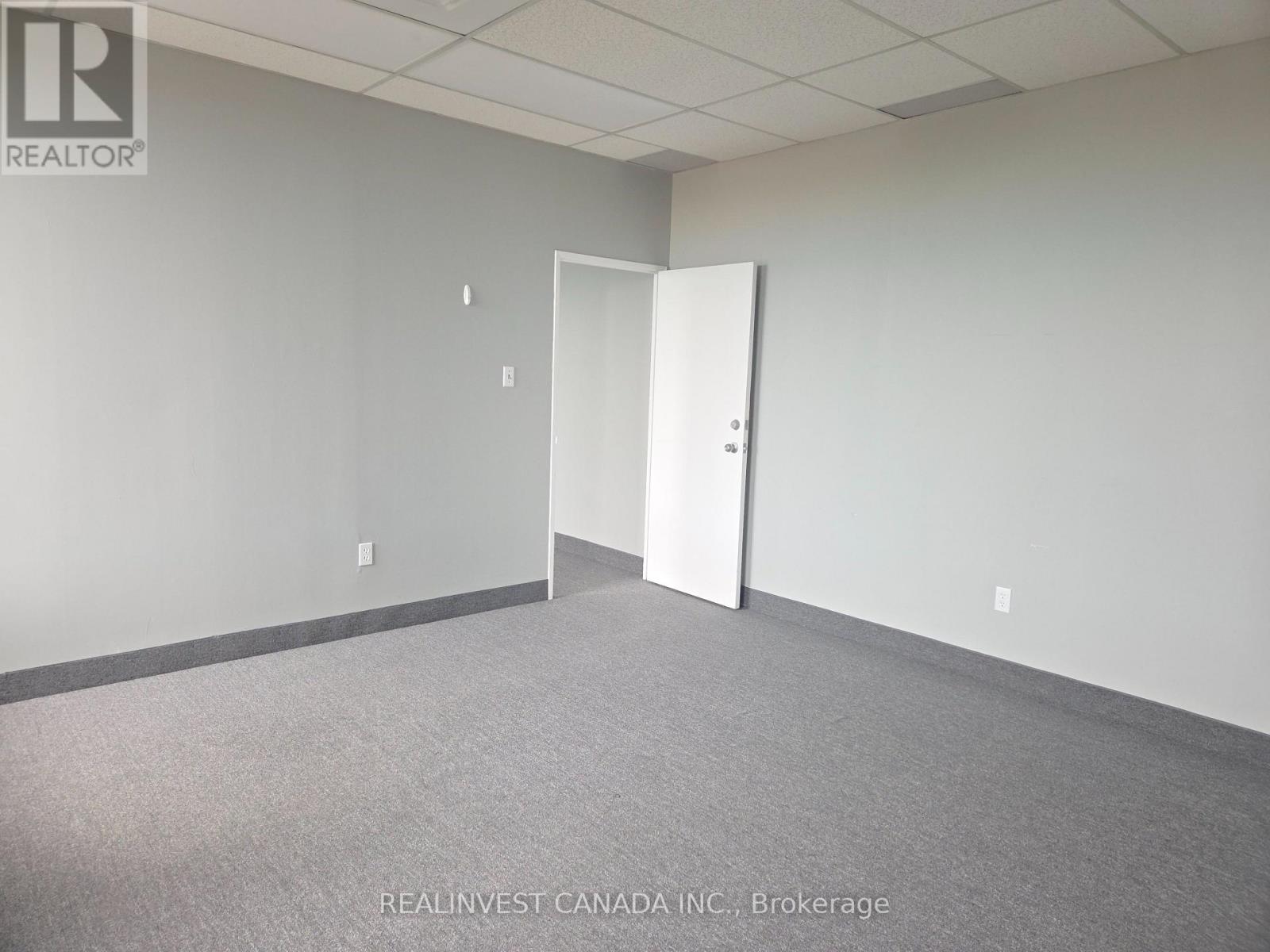 302 - 718 Wilson Avenue Property Photo 5