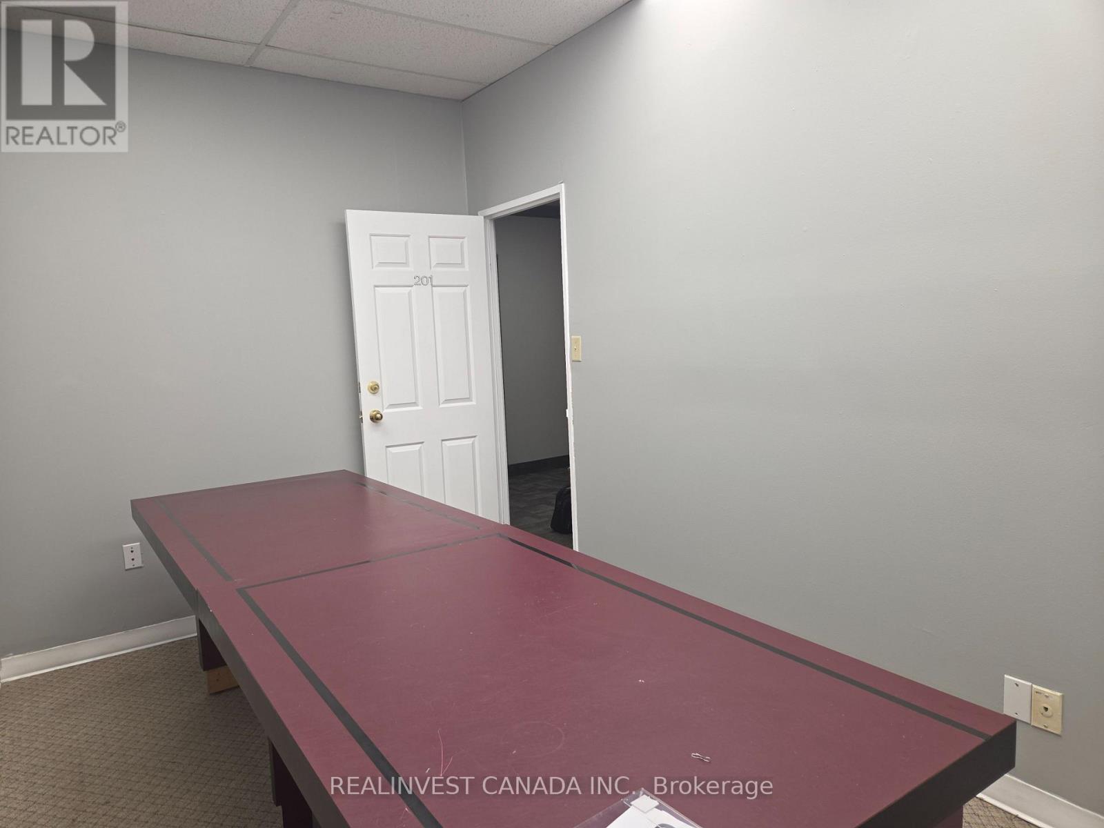 201 - 718 Wilson Avenue Property Photo 4