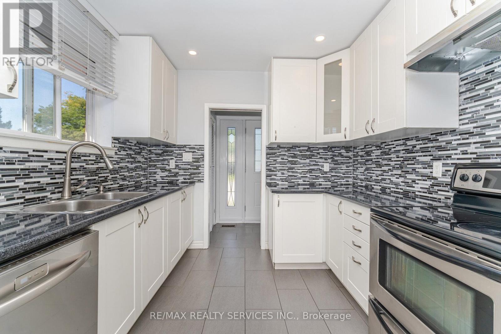 61 Avondale Boulevard Property Photo 13