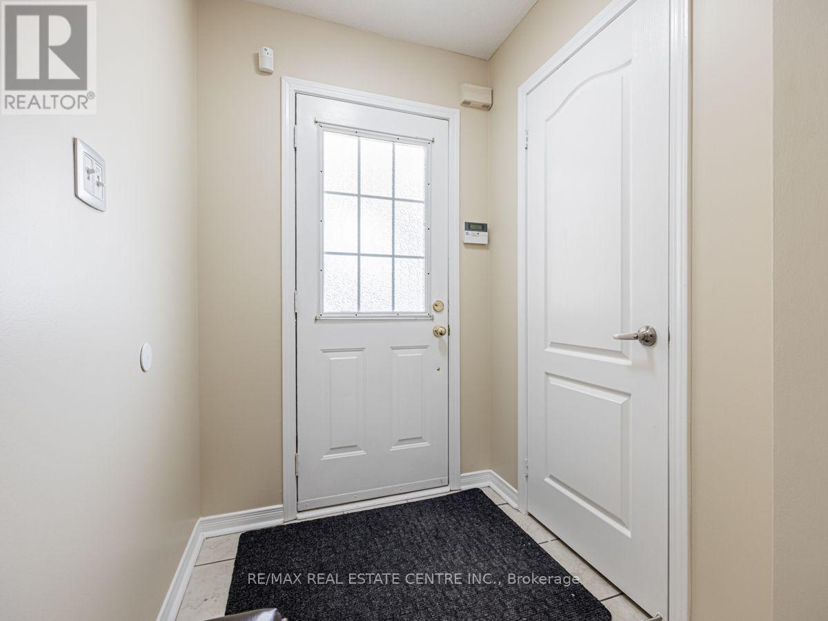 Upper - 140 Cadillac Crescent Property Photo 3
