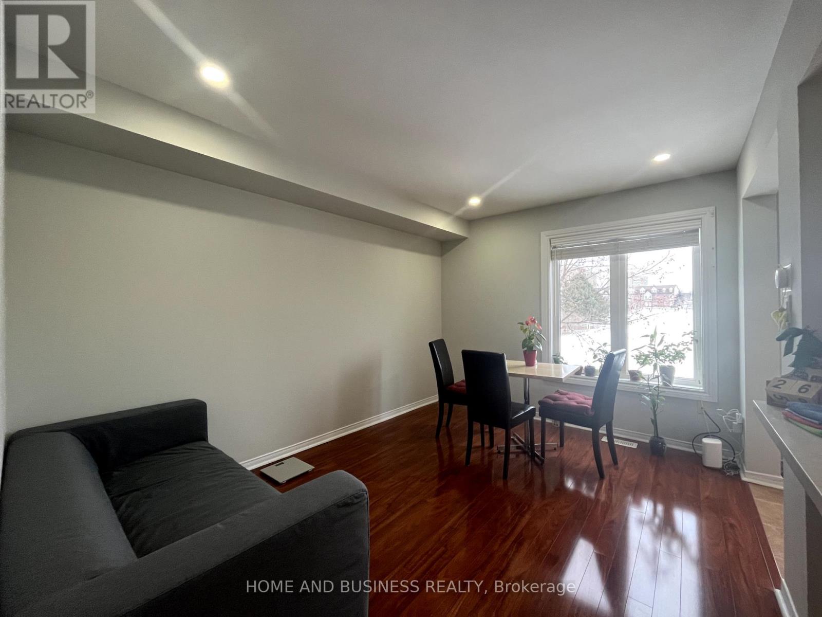 23 - 1588 South Parade Court Property Photo 11