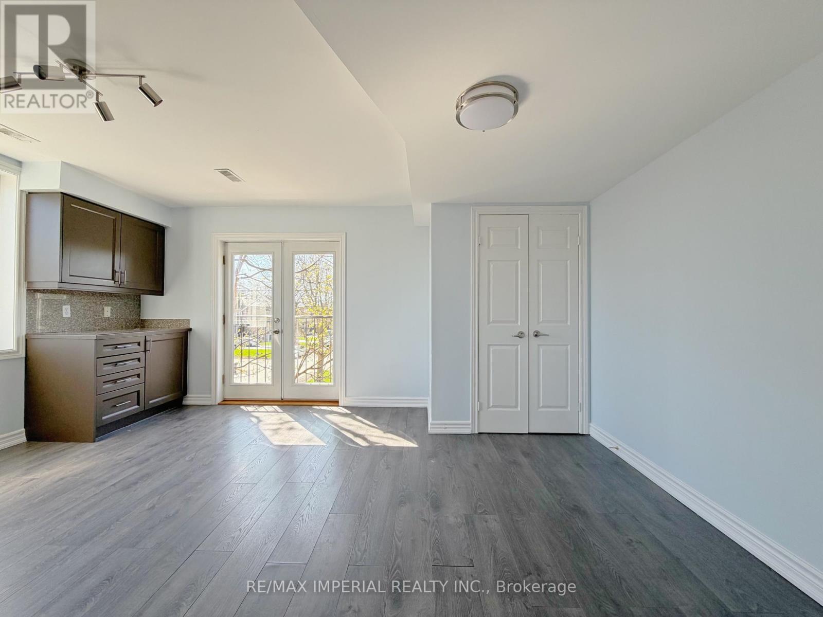 621a The Queensway Property Photo 6