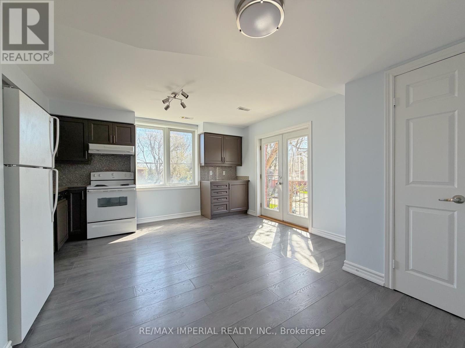 621a The Queensway Property Photo 7