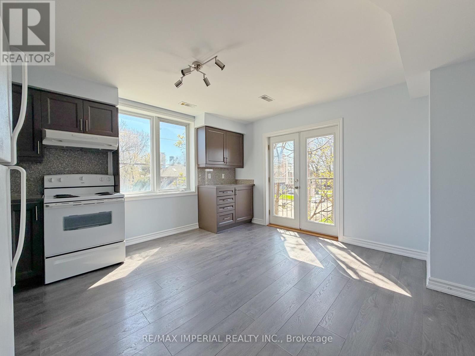 621a The Queensway Property Photo 8