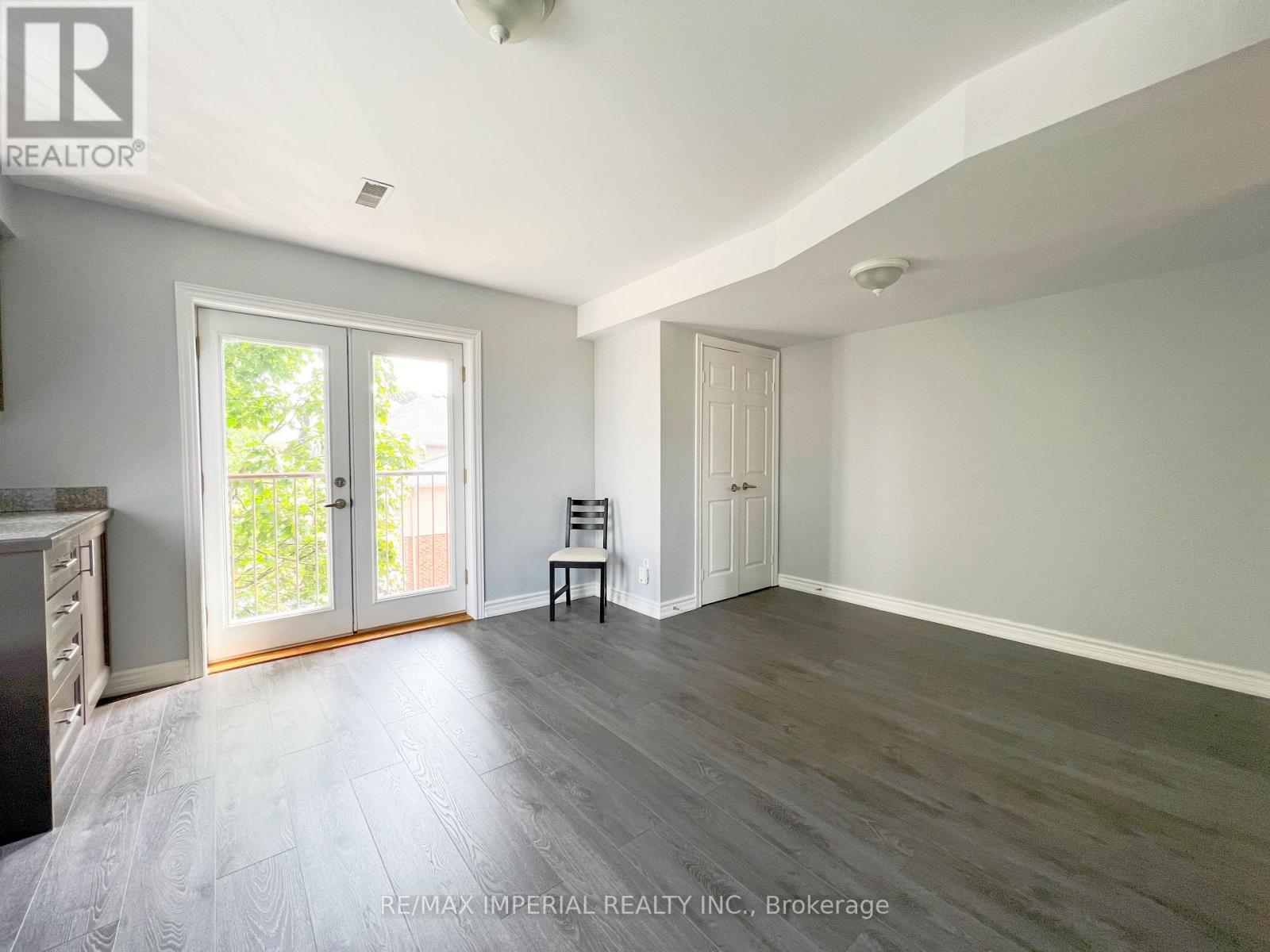 621a The Queensway Property Photo 9