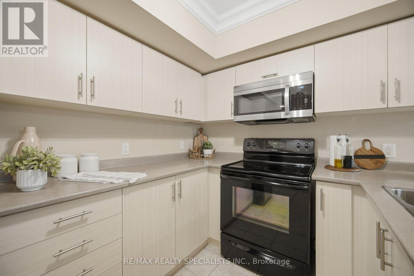 66 - 2441 Greenwich Drive Property Photo 19