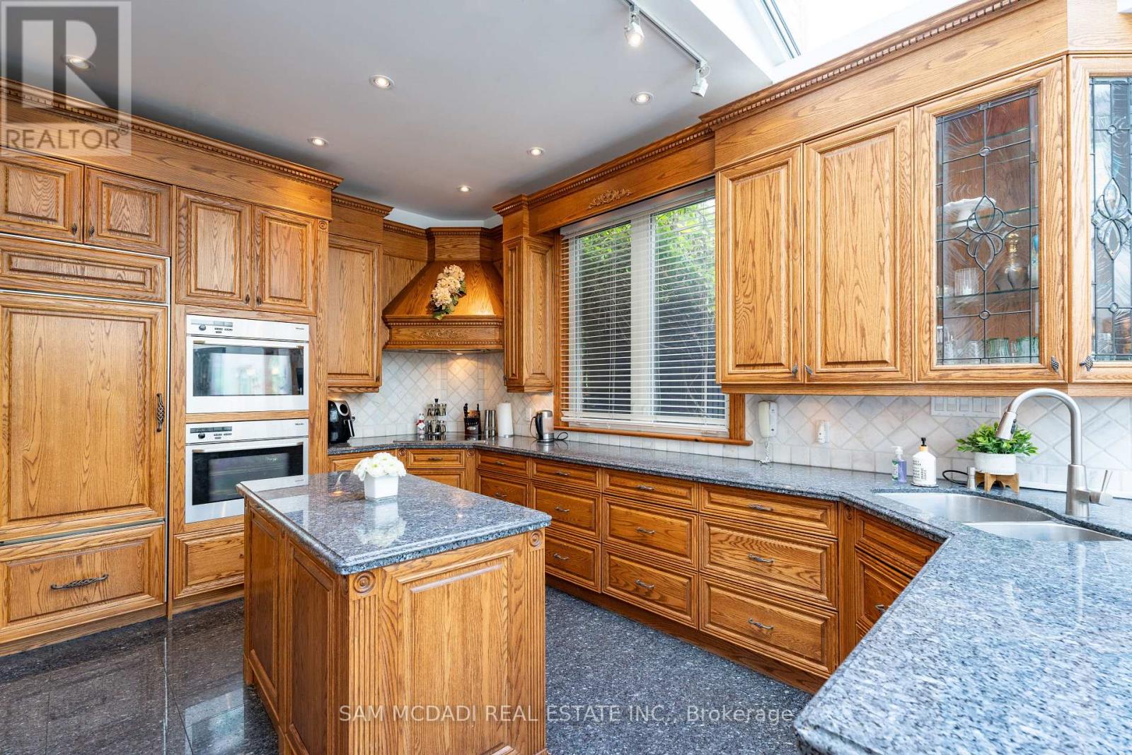 2221 Greenhurst Avenue Property Photo 12