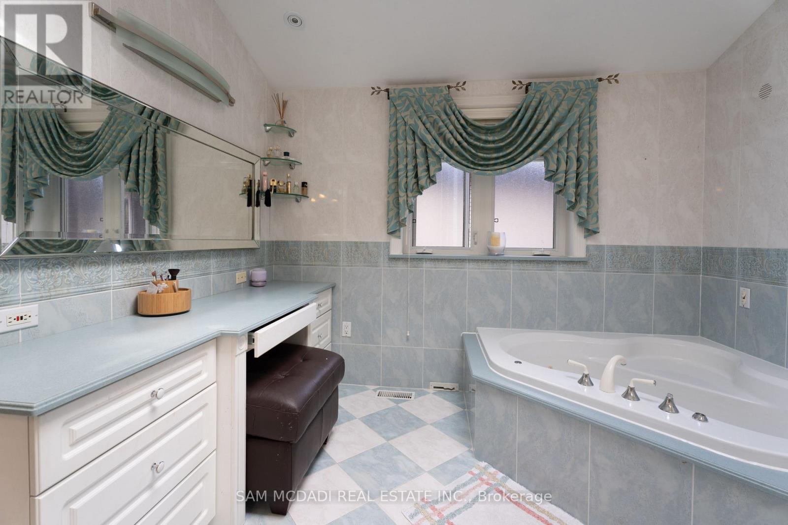 2221 Greenhurst Avenue Property Photo 23