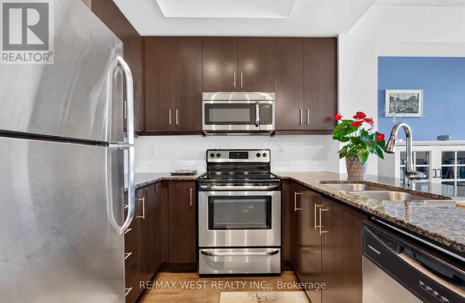 631 - 15 James Finlay Way Property Photo 3