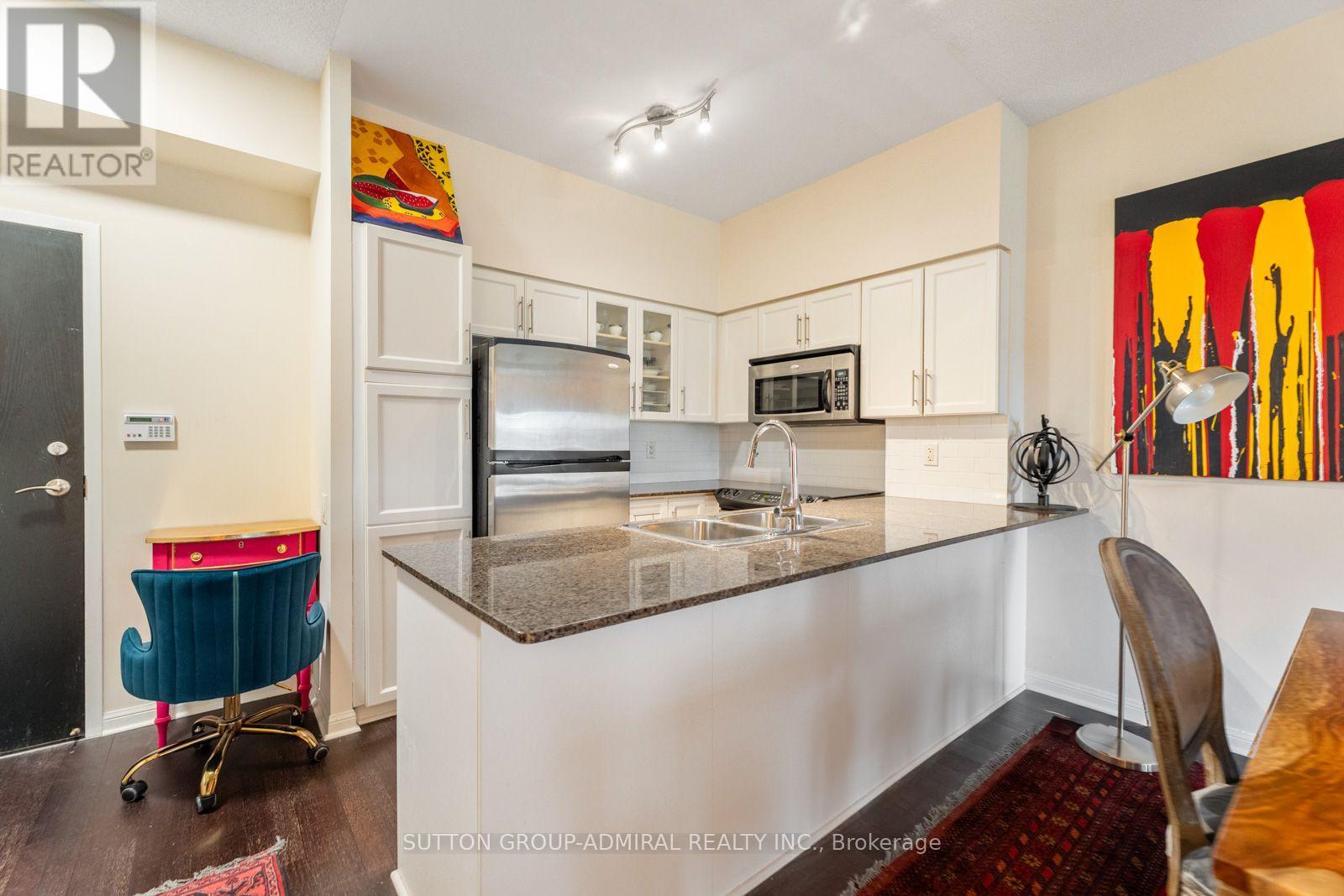 314 - 15 Windermere Avenue Property Photo 5
