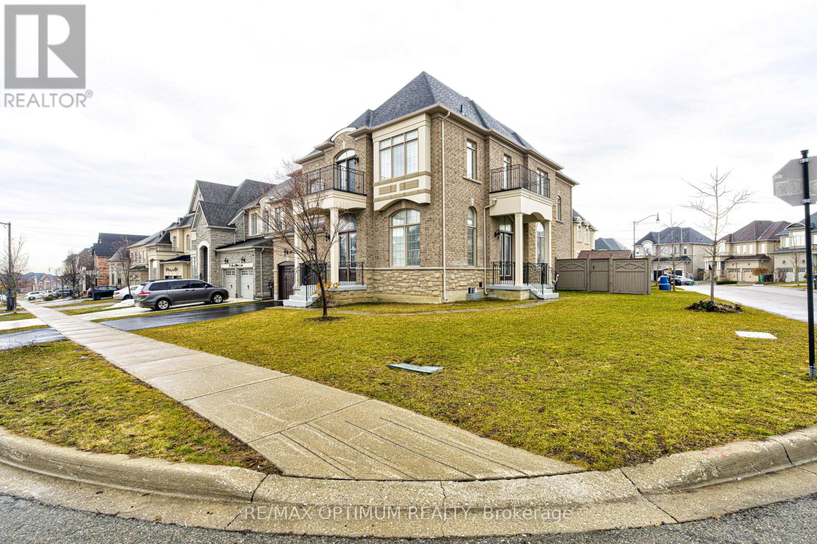 80 Royal West Drive Property Photo 4