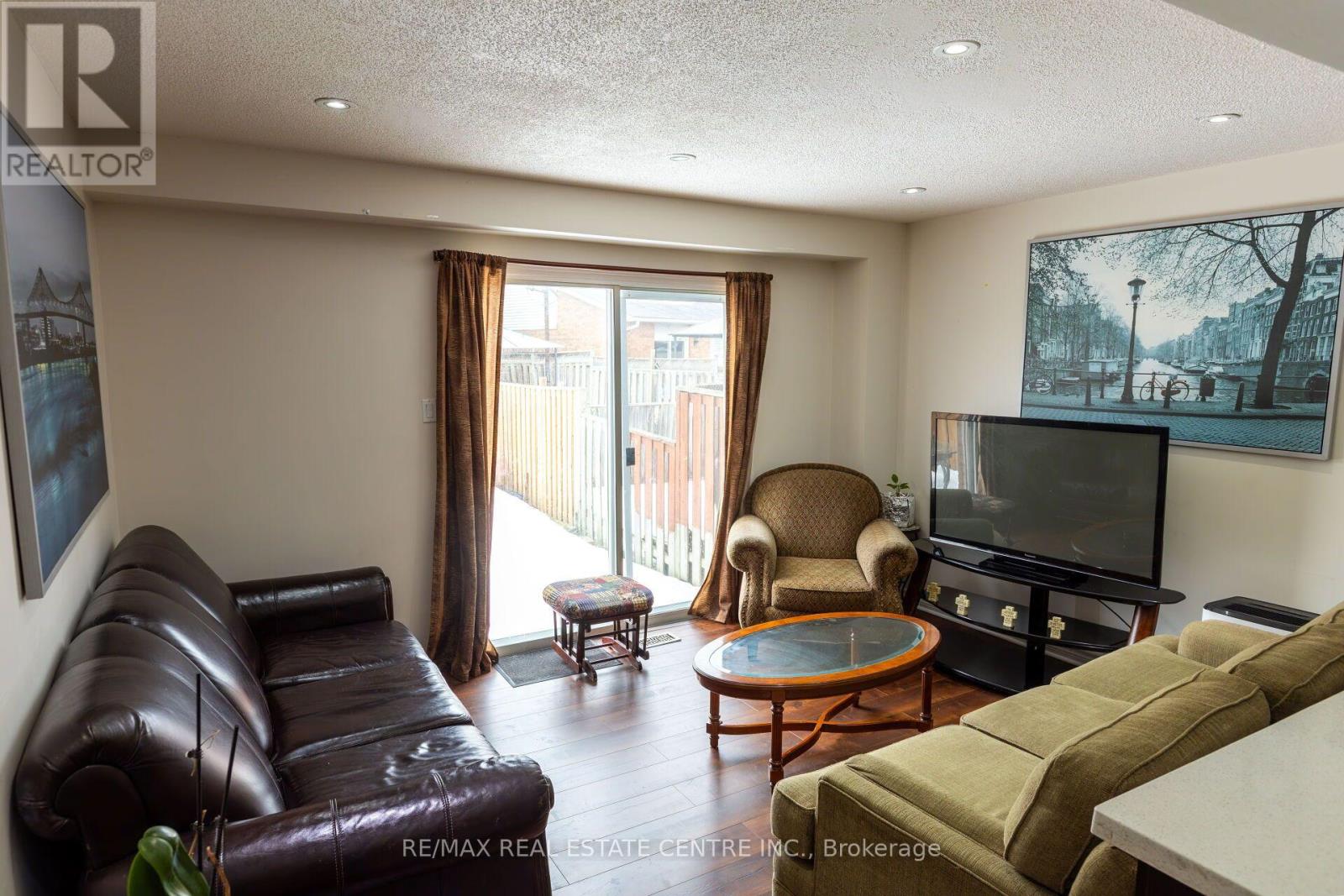 42 Wooliston Crescent Property Photo 2