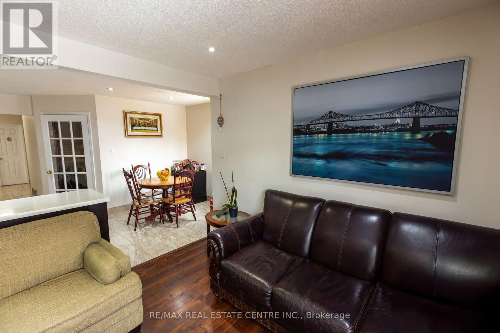 42 Wooliston Crescent Property Photo 5