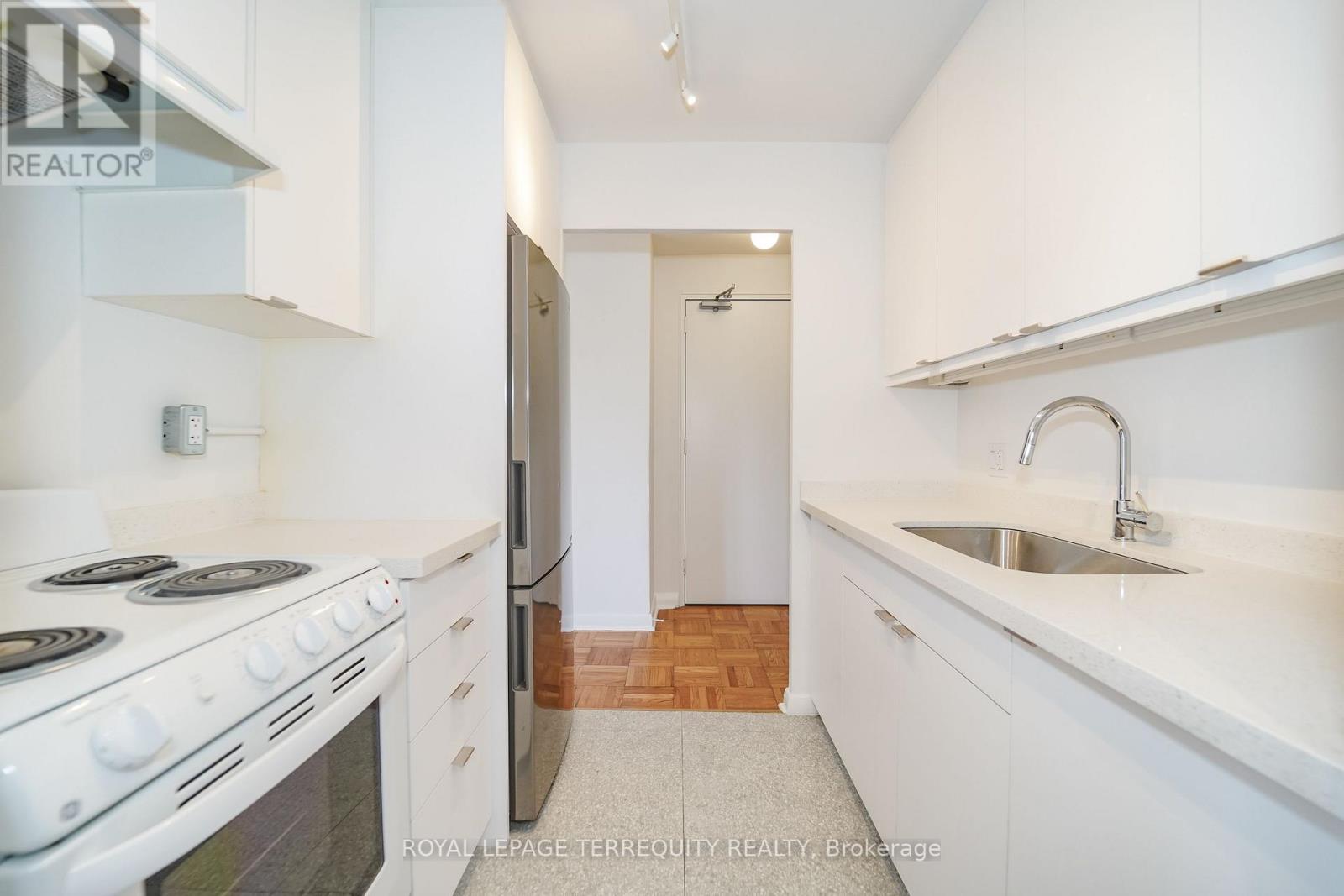 5 - 554 Harvie Avenue Property Photo 2