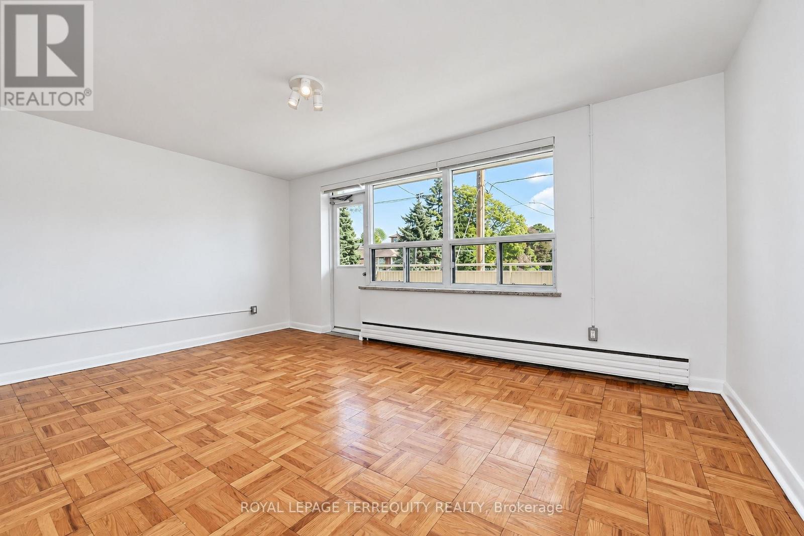 5 - 554 Harvie Avenue Property Photo 3